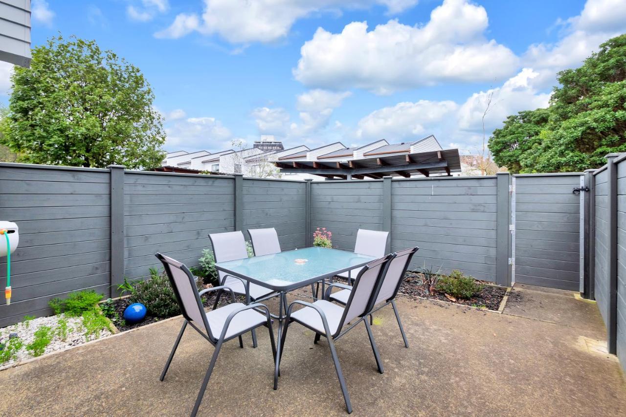 Greenwich Townhouse With Parking And Air-Con Auckland Exterior photo