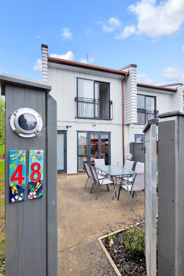Greenwich Townhouse With Parking And Air-Con Auckland Exterior photo