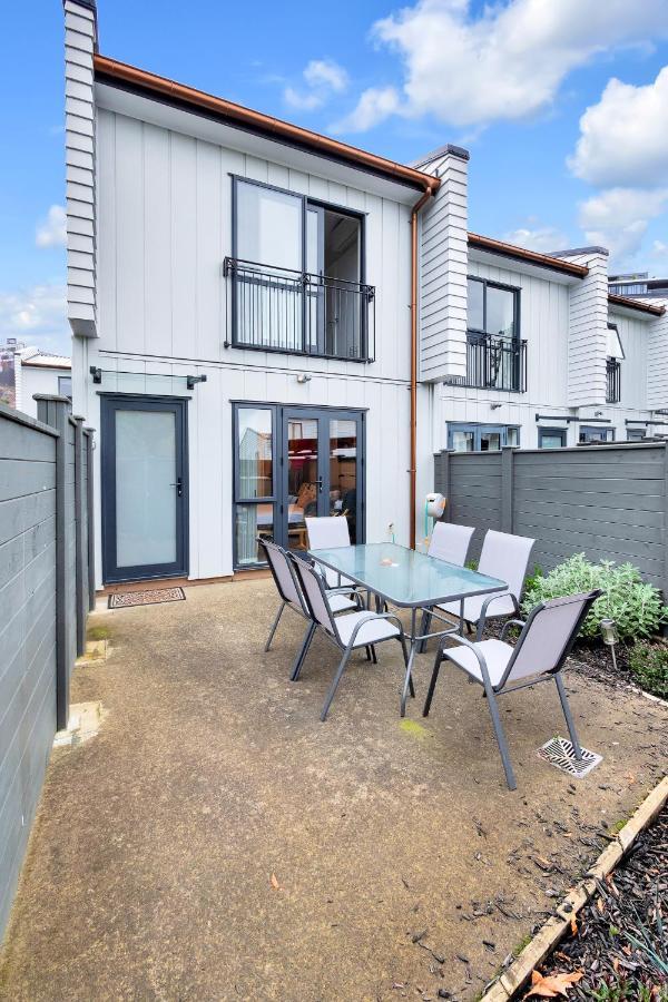 Greenwich Townhouse With Parking And Air-Con Auckland Exterior photo