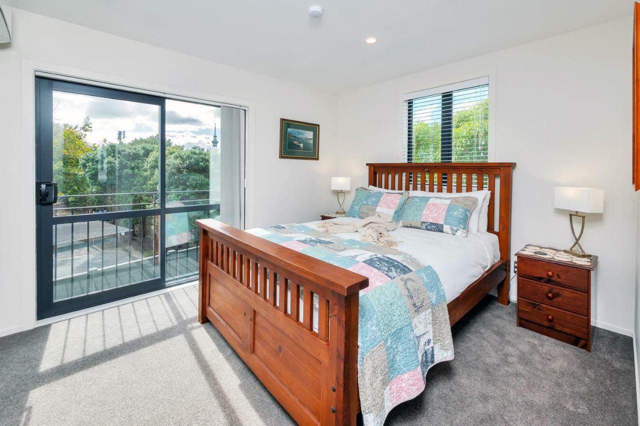 Greenwich Townhouse With Parking And Air-Con Auckland Exterior photo